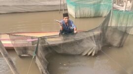 Warga Menunjukan Ikan Mati di Sungai Panaradan yang Diduga Sungai Tercemar oleh Aksi Penangkapan Ikan dengan Cara Diracun. [FOTO : BOY/LT]