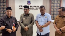 Bupati H Anwar Sadat didampingi Asisten II Bidang Ekbang H Firdaus Khattab, Dirut Perumda Tirta Pengabuan Feri Elvianto dan Kadis Perakim Syafrun. FOTO : FB Prokopim 