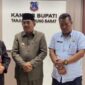 Bupati H Anwar Sadat didampingi Asisten II Bidang Ekbang H Firdaus Khattab, Dirut Perumda Tirta Pengabuan Feri Elvianto dan Kadis Perakim Syafrun. FOTO : FB Prokopim 