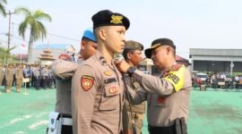 AKBP Padli, SH, SIK, MH sematkan Pita ke perwakilan Satgas Operasi Mantap Brata 2023-2024, Selasa (17/10/23). FOTO : Hmsres Tjb 