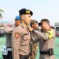 AKBP Padli, SH, SIK, MH sematkan Pita ke perwakilan Satgas Operasi Mantap Brata 2023-2024, Selasa (17/10/23). FOTO : Hmsres Tjb 