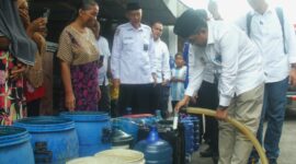 Bupati H Anwar Sadat didampingi Sekda dan OPD terkait saat berbagi air bersih. FOTO : Dok/Pro/Skr