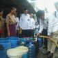Bupati H Anwar Sadat didampingi Sekda dan OPD terkait saat berbagi air bersih. FOTO : Dok/Pro/Skr