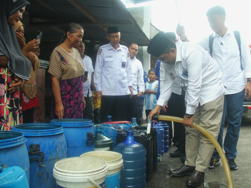 Bupati H Anwar Sadat didampingi Sekda dan OPD terkait saat berbagi air bersih. FOTO : Dok/Pro/Skr