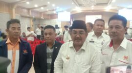 Bupati Tanjung Jabung Barat Drs H Anwar Sadat, M. Ag usai penyerahan SK Penunjukan Tuan Rumah Porprov Jambi ke-26 di Balai Pertemuan, Rabu (18/10/23). FOTO : Ist 
