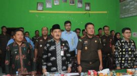 Kajari Marcelo Bellah bersama Asisten I Setda Tanjab Barat H Mulyadi dan Pihak Terkait lainnya saat mengikuti peresmian serentak RRJ sewilayah Kajati Jambi Via Zoom Metting, Kamis (19/10/23). FOTO : Dok/Kejari