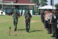Brigjen TNI Supriono, S. IP, MM periksa pasukan pengamanan Kunker Wapres Ma'ruf Amin ke Jambi, Minggu (29/10/23). FOTO : Penrem 042/Gapu