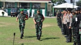 Brigjen TNI Supriono, S. IP, MM periksa pasukan pengamanan Kunker Wapres Ma'ruf Amin ke Jambi, Minggu (29/10/23). FOTO : Penrem 042/Gapu