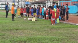 Para Pemain Muda di Tanjab Barat mendapatkan pengarahan disela latihan SSB Boca Junior FC di Stadion Bhakti Karya Kuala Tungkal, FOTO : Dok/SSB BJFC