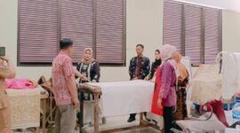Para Pengrajin Batik Tanjab Barat mendapat pengarahan dari Taufik Tri Lutfianto di Sentra IKM Semanggi Harmoni Kota Surakarta. FOTO : Ist