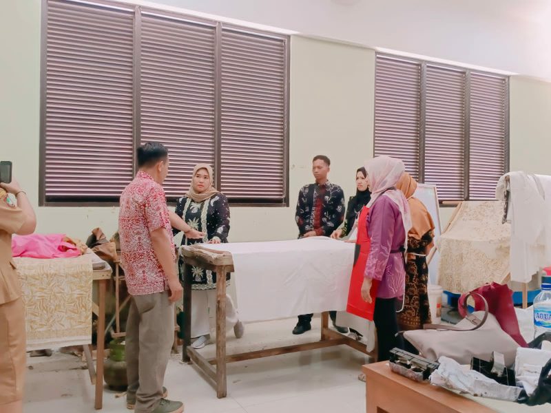 Para Pengrajin Batik Tanjab Barat mendapat pengarahan dari Taufik Tri Lutfianto di Sentra IKM Semanggi Harmoni Kota Surakarta. FOTO : Ist