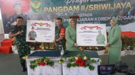 Penyerahan Pesan dan Kesan Mayjen TNI Yanuar Adil dan Ketua KCK PD II/Sriwijaya, FOTO : Pendam II/SWJ