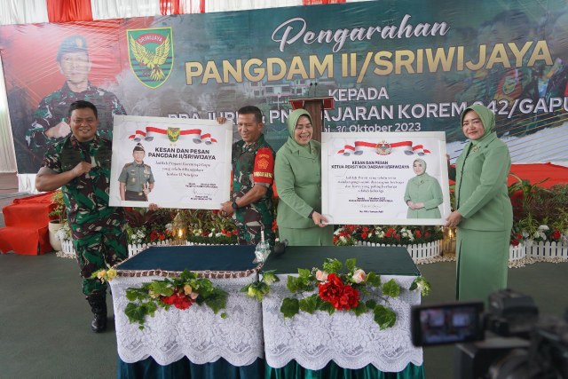 Penyerahan Pesan dan Kesan Mayjen TNI Yanuar Adil dan Ketua KCK PD II/Sriwijaya, FOTO : Pendam II/SWJ