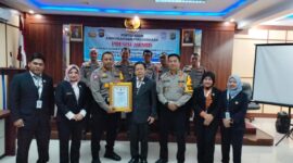 Kombes Pol Dhafi Terima Penghargaan dari Dr Edi Saputra Hasibuan bersama jajaran. FOTO : Hms