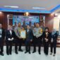 Kombes Pol Dhafi Terima Penghargaan dari Dr Edi Saputra Hasibuan bersama jajaran. FOTO : Hms