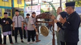 Ketua IPSI Tanjab Barat Arpin Siregar didampingi Sekretaris, Panitia Pelaksana Ketua KONI dan pihak terkait lainnya Pukul Gong Pembukaan Kejurkab IPSI Tingkat Remaja 2023, Jum'at (3/11/23). FOTO : Dok/IPSI Tjb