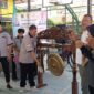 Ketua IPSI Tanjab Barat Arpin Siregar didampingi Sekretaris, Panitia Pelaksana Ketua KONI dan pihak terkait lainnya Pukul Gong Pembukaan Kejurkab IPSI Tingkat Remaja 2023, Jum'at (3/11/23). FOTO : Dok/IPSI Tjb