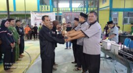 Ketua IPSI Tanjab Barat Arpin Siregar bersama Sekretaris menyerahkan Tropi kepada Para Juara Kejurkab IPSI Tingkat Remaja Tahun 2023, Minggu (6/11/23). FOTO : Dok/IPSI