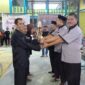 Ketua IPSI Tanjab Barat Arpin Siregar bersama Sekretaris menyerahkan Tropi kepada Para Juara Kejurkab IPSI Tingkat Remaja Tahun 2023, Minggu (6/11/23). FOTO : Dok/IPSI