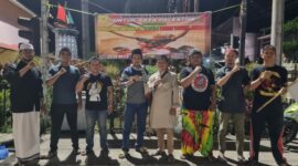 Habib Agil, Ustadz Taufik Jakfar, Muhammad Thariq Akbar bersama pengurus Sanggar Tuah Sekate Tanjab Barat. FOTO : Dok/Sanggar Tuah Sekate