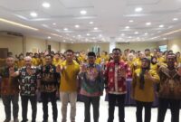 Bupati H Anwar Sadat didampingi Kadis Parpora, Narasumber dan pihak terkait lainnya foto bersama peserta Workshop di Hotel Rivoli Kuala Tungkal, Kamis (9/11/23). FOTO : LT