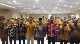 Bupati H Anwar Sadat didampingi Kadis Parpora, Narasumber dan pihak terkait lainnya foto bersama peserta Workshop di Hotel Rivoli Kuala Tungkal, Kamis (9/11/23). FOTO : LT