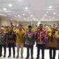 Bupati H Anwar Sadat didampingi Kadis Parpora, Narasumber dan pihak terkait lainnya foto bersama peserta Workshop di Hotel Rivoli Kuala Tungkal, Kamis (9/11/23). FOTO : LT