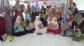 Camat Merlung Hj Yenni Warni P. R bersama Pelatih dan Peserta menunjukkan Piring Lidi Sawit Hasil Anyaman. FOTO : Dok/Koperindag  