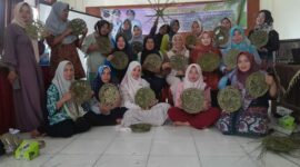 Hj Yenni Warni P. R bersama Peserta Dari Kecamatan Merlung, Muara Papalik, Renah Mendaluh dan Tungkal Ulu. FOTO : Ist 