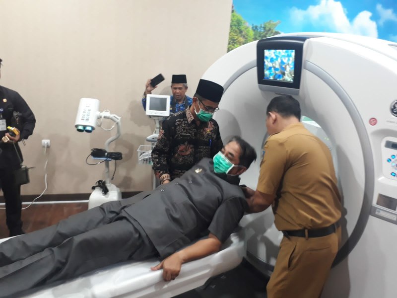 Bupati Tanjung Jabung Barat H Anwar Sadat Uji Coba Tempat Tidur pada Alat CT scan, Senin (13/11/23). FOTO : LT