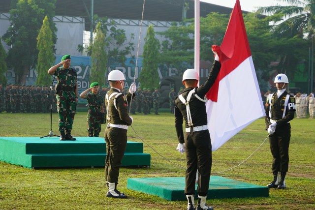 Kasrem 042/Gapu Kolonel Inf Ali Aminudin, S.E., M.M memimpin Upacara Bendera Bulanan Tanggal 17 November 2023. FOTO : Dok/Penrem 042/Gapu