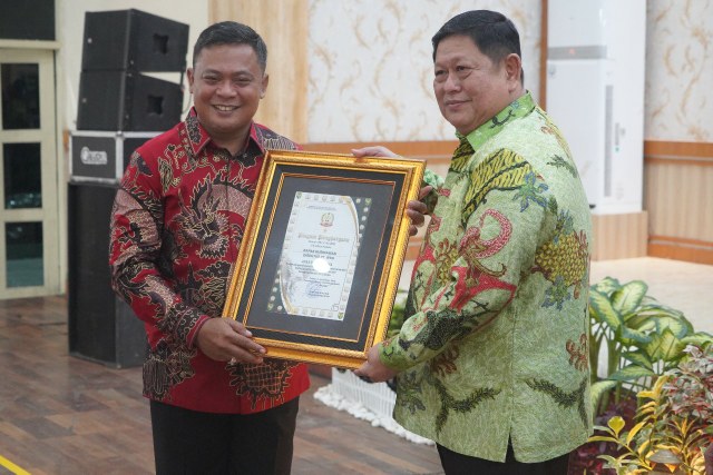 Brigjen TNI Supriono memberikan Piagam Penghargaan. FOTO : Dok/Penrem 042 Gapu