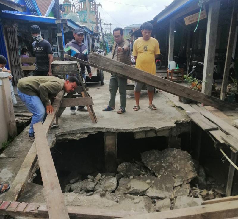 Syafrun ST saat meninjau kondisi Jalan Tenggiri RT 01 Kelurahan Kampung Nelayan yang mengalami kerusakan. FOTO : Dok/Ist 