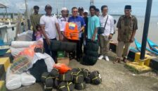 Jamal Darmawan Sie menyerahkan perlengkapan Nelayan untuk melaut ke KUB Nelayan Rajongan, Selasa (28/11/23). FOTO : Dok/Ist
