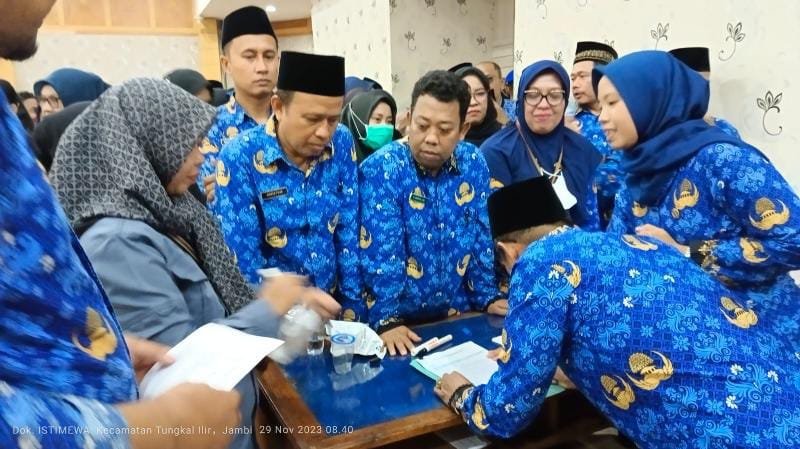 Pelaksanaan tes urine ASN Pemkab Tanjab Barat di Gedung Balai Pertemuan, Rabu (29/11/23). FOTO : LT