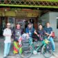 Banex dan Kawan-Kawan Foto Bersama dengan Iif Ranupane (Babe Bike) di Depan Rumah Makan Brunei Kuala Tungkal. FOTO : Istimewa 