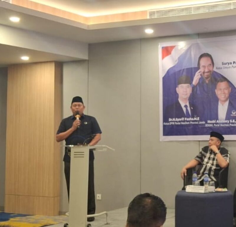 Ketua DPD Partai NasDem Tanjab Barat H Hairan, SH berikan arahan dalam satu kegiatan. FOTO : Dek NasDem 