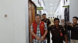 Kondisi Tangan Diborgol Tersangka SST digiring menuju Lapas Kuala Tungkal (Dok LT)