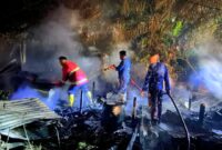 Kebakaran di Bram Itam Jambi: Dua Rumah dan Satu Toko Hangus Dilalap Api. FOTO : Damkar Tjb