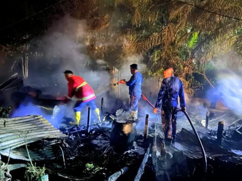 Kebakaran di Bram Itam Jambi: Dua Rumah dan Satu Toko Hangus Dilalap Api. FOTO : Damkar Tjb