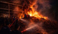 Sirine Damkar Pecah Hening Ramadhan, Gudang Pengolahan Sabut Kelapa di Parit 4 Terbakar