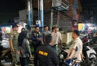 Keterangan Foto:
Petugas gabungan dari Dinas Perhubungan (Dishub) Tanjung Jabung Barat dan Satpol-PP sedang memberikan pengarahan serta melakukan pendataan kepada seorang juru parkir di salah satu titik strategis di Kuala Tungkal, Jumat malam (6/3/26). FOTO: LT