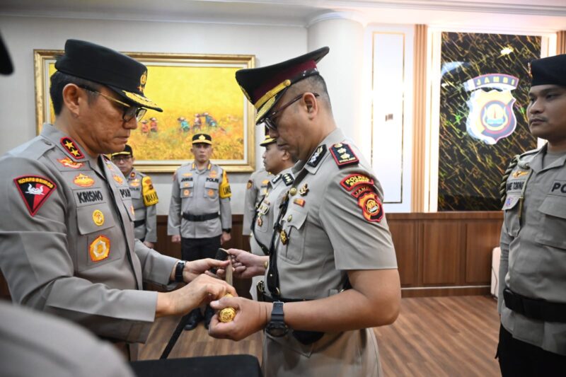 Kapolda Jambi menyerahkan tongkat komando kepada AKBP Zamri Elfino saat pelantikan Kapolres Bungo di Mapolda Jambi, Jumat (7/3/2026). Kepemimpinan baru ini diharapkan mampu menjawab berbagai persoalan kamtibmas di wilayah Bungo, termasuk aktivitas tambang emas ilegal (PETI).