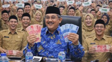 Bupati Tanjung Jabung Barat Anwar Sadat mengumumkan THR Rp1 juta bagi 2.375 PPPK Paruh Waktu. (FOTO : PROKOPIM TANJAB BARAT/LT)