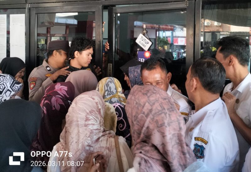 Kerumunan nasabah terjadi di depan Bank Jambi Cabang Kuala Tungkal setelah beredarnya informasi terkait penggantian PIN ATM secara manual, Rabu (11/3/2026) pagi. (FOTO : LINTASTUNGKAL)