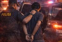 Personel Satreskrim Polres Tanjab Barat mengamankan SO (39) sesaat setelah penangkapan di Jalan Sriwijaya, Kuala Tungkal, Selasa (7/4/2026) malam. SO diringkus akibat melakukan pencurian uang tunai senilai Rp3,2 juta di sebuah toko buah dengan memanfaatkan kelengahan penjaga. (Foto: Dok. Humas Polres Tanjab Barat)