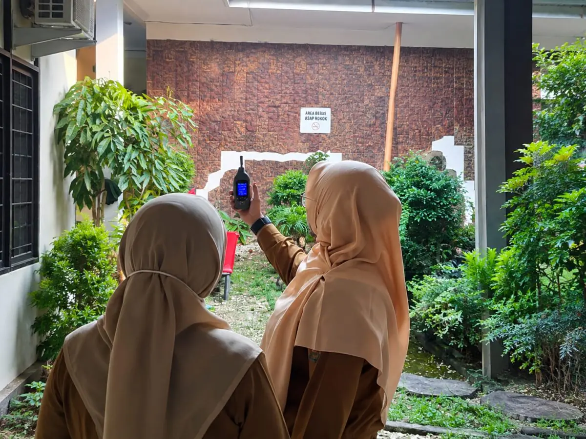 Petugas melakukan pengukuran kualitas udara menggunakan alat Mini Particle Counter di lingkungan Puskesmas Kuala Tungkal II, Kabupaten Tanjung Jabung Barat, Selasa (15/9/2026). (FOTO: Dok. Istimewa)