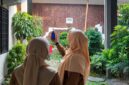 Petugas melakukan pengukuran kualitas udara menggunakan alat Mini Particle Counter di lingkungan Puskesmas Kuala Tungkal II, Kabupaten Tanjung Jabung Barat, Selasa (15/9/2026). (FOTO: Dok. Istimewa)