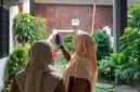 Petugas melakukan pengukuran kualitas udara menggunakan alat Mini Particle Counter di lingkungan Puskesmas Kuala Tungkal II, Kabupaten Tanjung Jabung Barat, Selasa (15/9/2026). (FOTO: Dok. Istimewa)