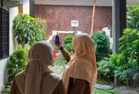 Petugas melakukan pengukuran kualitas udara menggunakan alat Mini Particle Counter di lingkungan Puskesmas Kuala Tungkal II, Kabupaten Tanjung Jabung Barat, Selasa (15/9/2026). (FOTO: Dok. Istimewa)